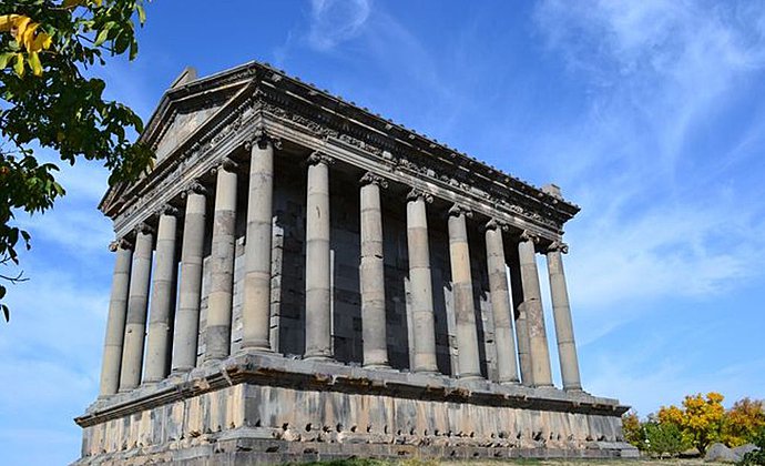 A la découverte du monastère de Guéghard et du temple païen de Garni